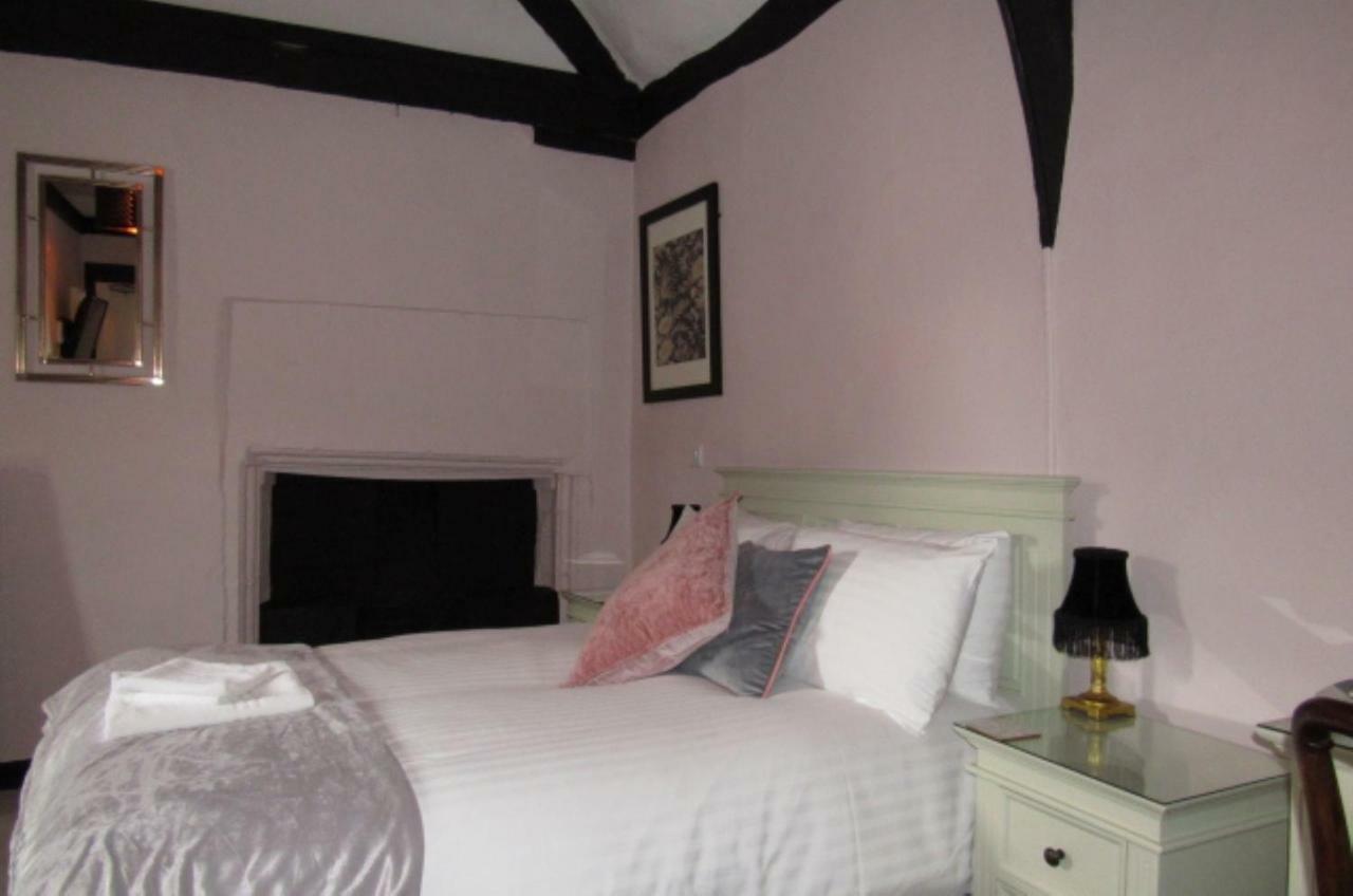 The Old Vicarage Hotel & Restaurant Bridgwater Exterior foto A bedroom at the Old Mill